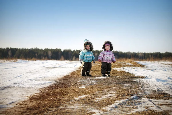 Bambino Due Fuori Sul Campo Inverno Vestiti Caldi — Foto Stock