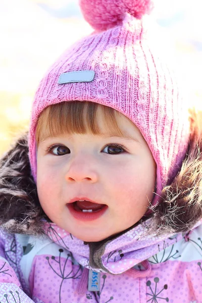 Ребенок Улице Поле Зимой Теплой Одежде — стоковое фото