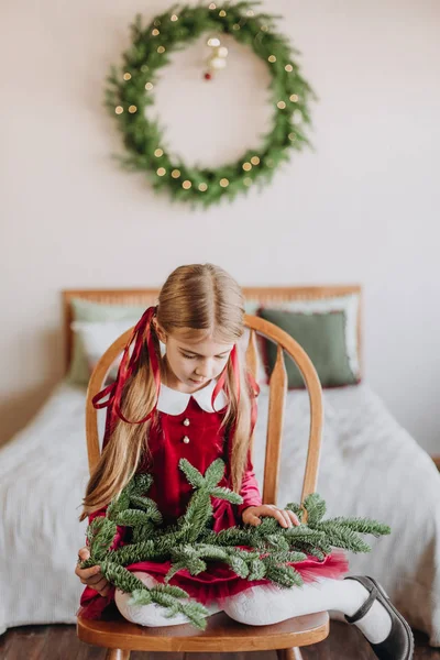 Dívka Vínové Šaty Zdobí Vánoční Strom Rustikální Místnosti — Stock fotografie