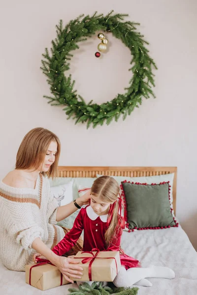 Dívka Vínové Šaty Maminka Zdobí Vánoční Strom Rustikální Místnosti — Stock fotografie