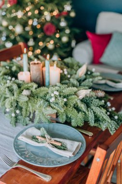 Festival süslemeleri ve Noel ağacı ve çelenk ile odanın içinde tablo ayarı