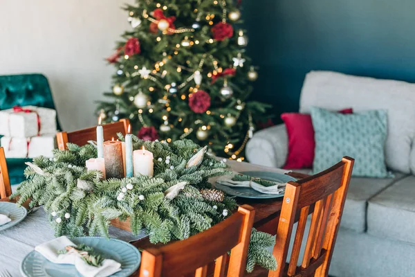 Festive Decorations Table Setting Room Christmas Tree Garlands — Stock Photo, Image