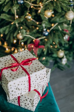 Yeni yıl için bir Noel ağacı ile kurdele ile süslenmiş hediye kutuları