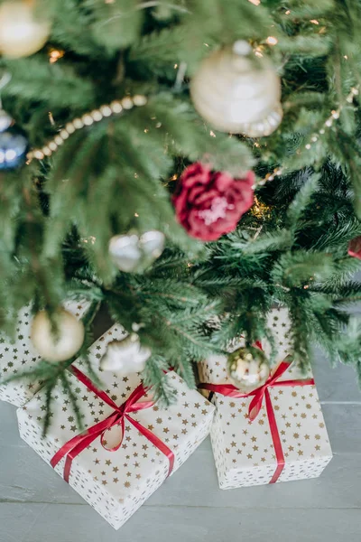 Caixas Presente Decoradas Com Fitas Com Uma Árvore Natal Para — Fotografia de Stock