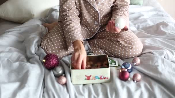 Flicka pyjamas jul färgade bollar biltåg — Stockvideo