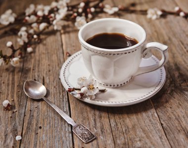 söğüt dalları tomurcukları ve ekmek ile ahşap bir zemin üzerine beyaz bir daire ile kahve