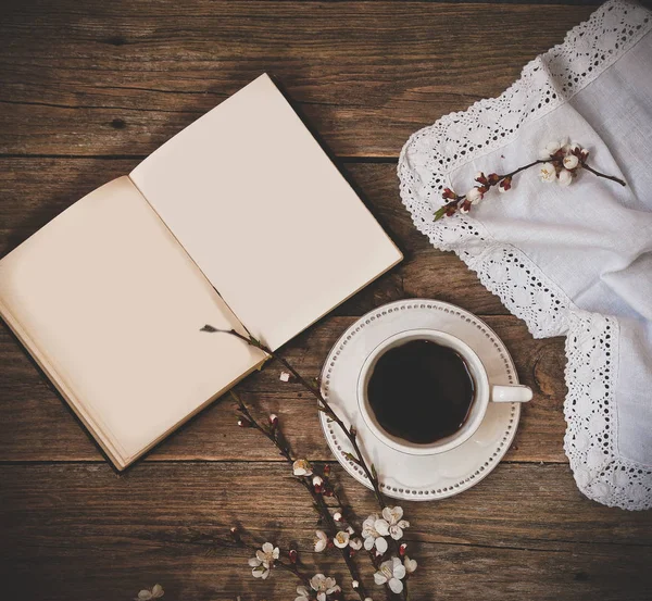 Tasse Kaffee Mit Weißer Untertasse Und Einem Buch Auf Hölzernem — Stockfoto