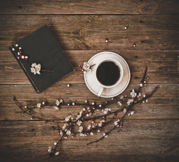 Φλιτζάνι Καφέ Ένα Άσπρο Πιατάκι Και Ένα Βιβλίο Φόντο Ξύλινη — Φωτογραφία Αρχείου