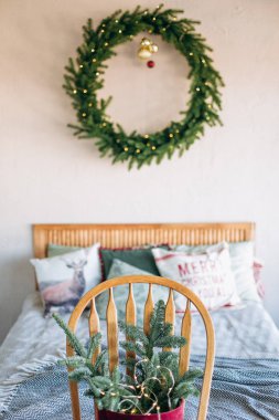 Noel hediye kutuları ve Çam iğneleri yeşil kahverengi bej ile partiler için rustik oda dekorasyon