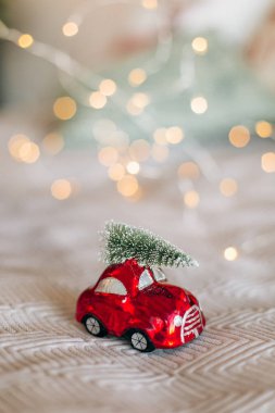 Festival dekor araba çatıda bir Noel ağacı ile kırmızı