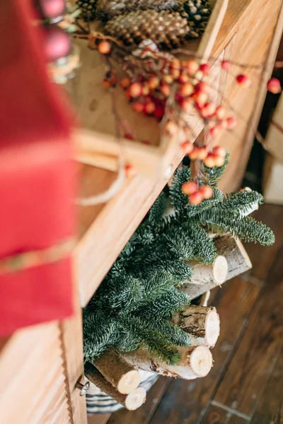 Noel hediye kutuları ve Çam iğneleri yeşil kahverengi bej ile partiler için rustik oda dekorasyon