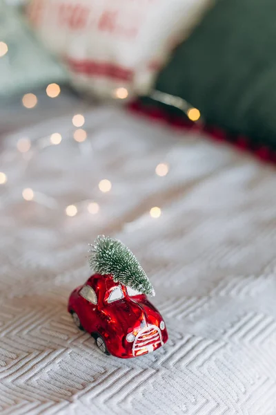 Carro Decoração Festiva Vermelho Com Uma Árvore Natal Telhado — Fotografia de Stock