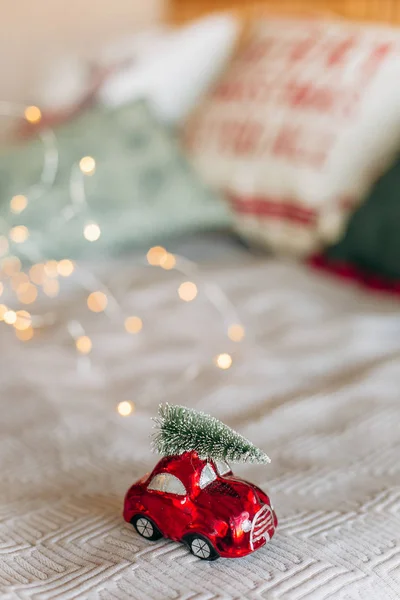 Carro Decoração Festiva Vermelho Com Uma Árvore Natal Telhado — Fotografia de Stock