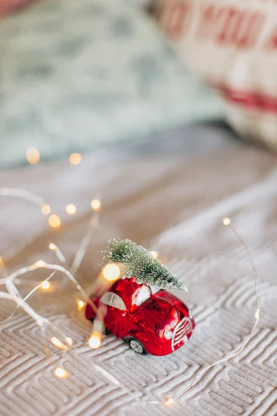 Carro Decoração Festiva Vermelho Com Uma Árvore Natal Telhado — Fotografia de Stock