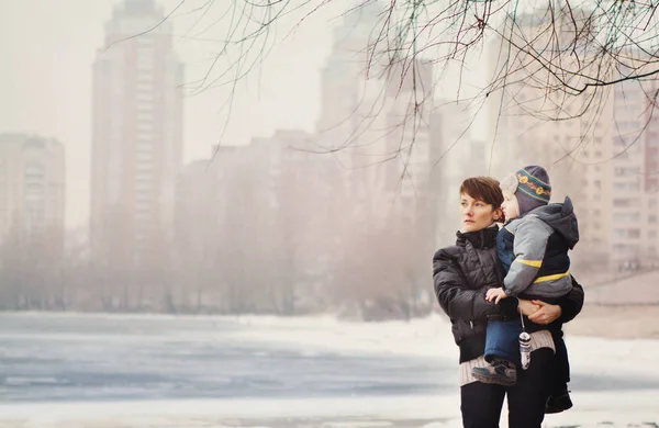 Mujer Niño Fuera Parque Lago Invierno Hielo Nieve Niebla —  Fotos de Stock