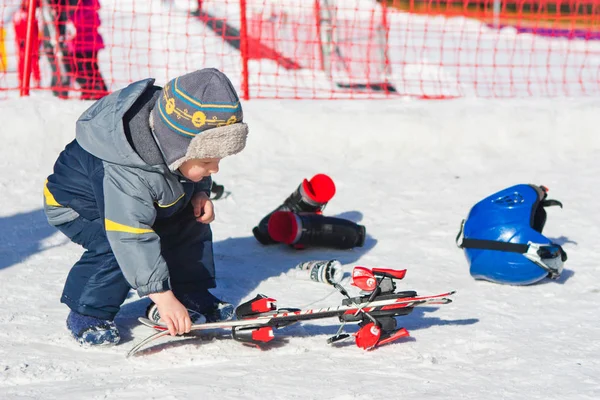 Children fun activity ski resort winter outfit — Stock Photo, Image