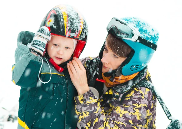 Family fun activity ski resort winter outfit — Stock Photo, Image