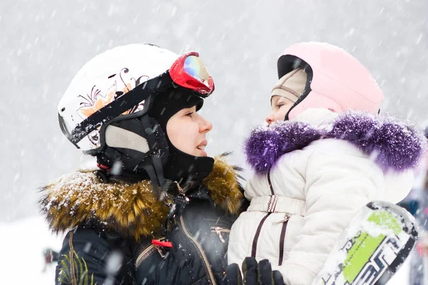 Rodinná zábava činnost ski resort zimní oblek — Stock fotografie