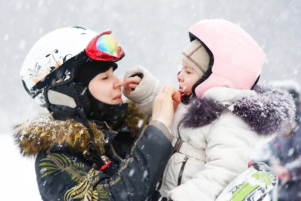 Rodinná zábava činnost ski resort zimní oblek — Stock fotografie
