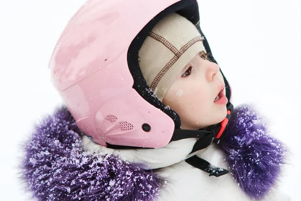 Çocuklar eğlenceli bir aktivite ski resort kış kıyafeti — Stok fotoğraf