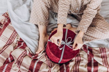 kız bir bej gecelik pijama şeritler için yeni yıl hediye kutuları açar