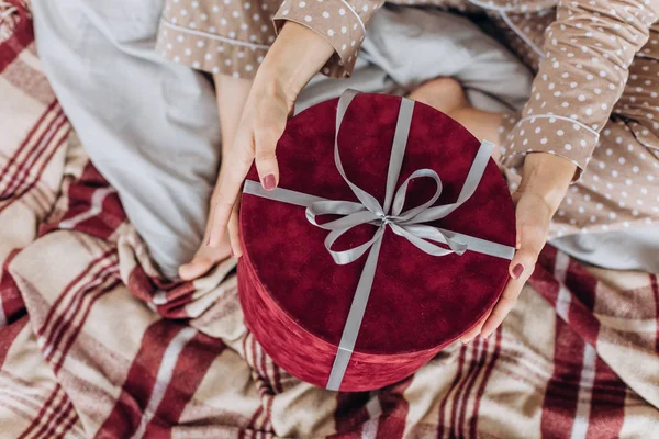 Mädchen Beigen Nachthemd Pyjama Öffnet Geschenkboxen Mit Bändern Für Das — Stockfoto