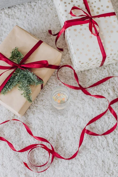 Kerst Artikelen Instellen Geschenken Vakken Met Ribbons Nieuwjaar Bal — Stockfoto
