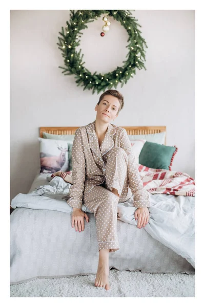 Chica Pijama Dormitorio Cama Con Una Corona Navidad — Foto de Stock