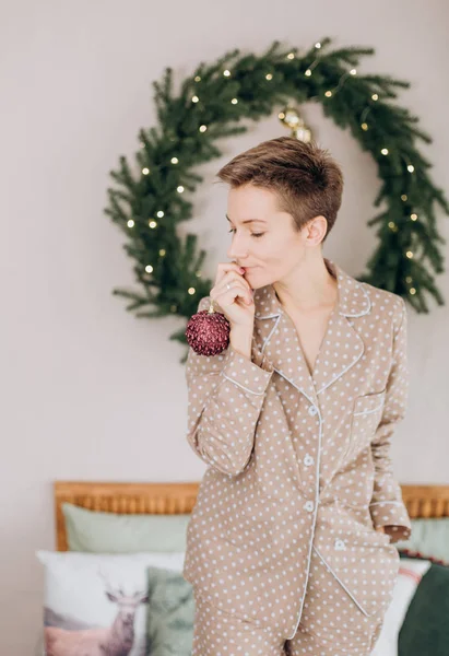 Chica Pijama Dormitorio Cama Con Una Corona Navidad — Foto de Stock