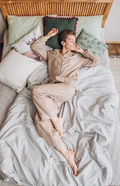 Fille Pyjama Dormir Sur Lit Avec Des Oreillers Décor Arbre — Photo