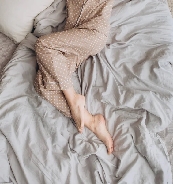 Mädchen Pyjama Schlafen Auf Einem Bett Mit Kissen Dekor Weihnachtsbaum — Stockfoto
