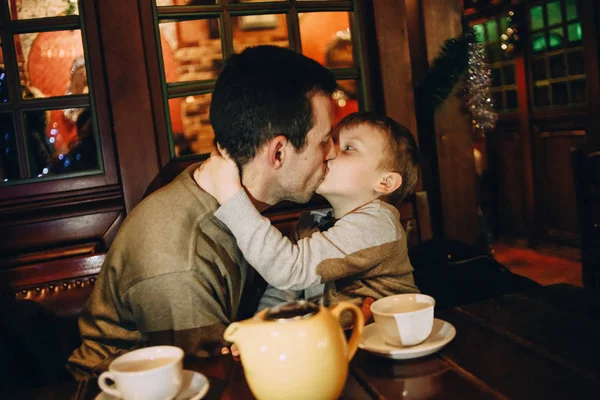 Family Child Love Happy Cafe Holiday Christmas Evening — Stock Photo, Image