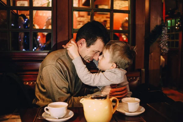 Aile Çocuk Aşk Mutlu Tatil Noel Akşam Bir Kafede — Stok fotoğraf
