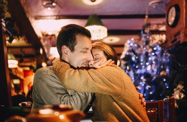 Rodinný Pár Láska Šťastná Kavárně Dovolené Vánoční Večer — Stock fotografie