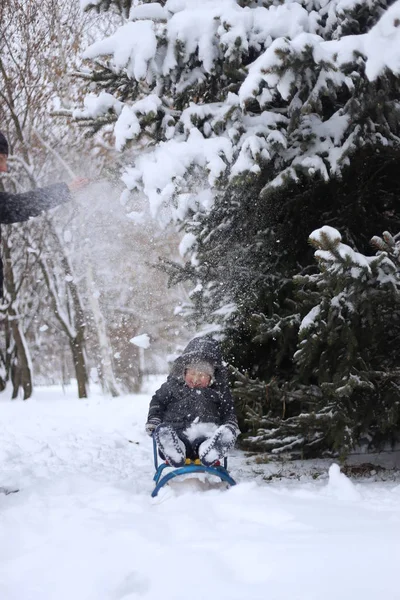 Kind Park Winterspiel Mit Schneevergnügen Emotionen — Stockfoto