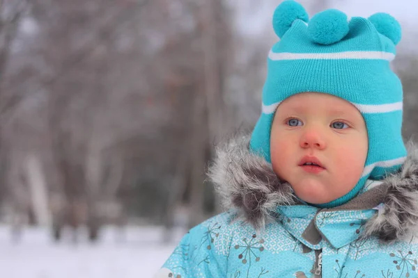 Vestiti Bambino Nel Parco Stagione Invernale Giocare Con Neve Emozioni — Foto Stock