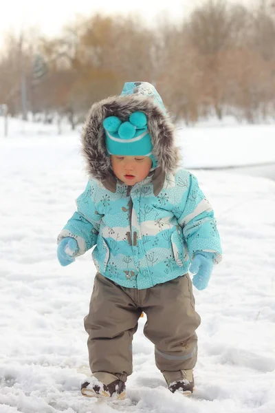 Vestiti Bambino Nel Parco Stagione Invernale Giocare Con Neve Emozioni — Foto Stock