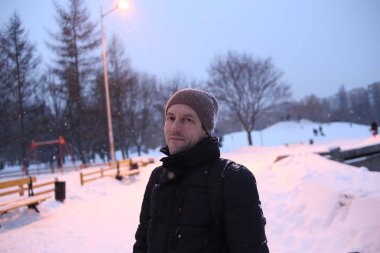 adam yalnız sıcak giysiler kış kar frost sevinç dışında