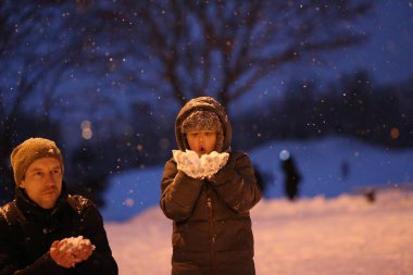 Baba ve çocuk parkı eğlenceli bir karda oynarken kış sezon