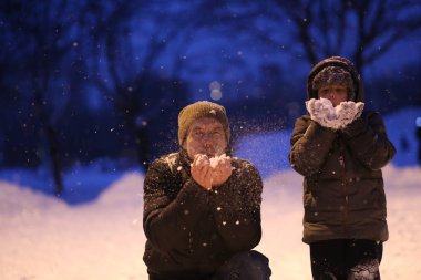 Baba ve çocuk parkı eğlenceli bir karda oynarken kış sezon