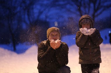 Baba ve çocuk parkı eğlenceli bir karda oynarken kış sezon