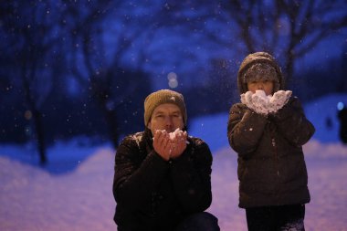 Baba ve çocuk parkı eğlenceli bir karda oynarken kış sezon