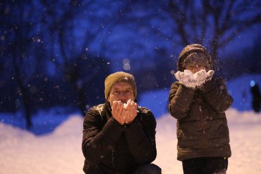 Baba ve çocuk parkı eğlenceli bir karda oynarken kış sezon