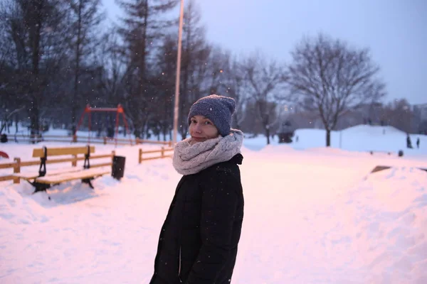 Frau Spielt Mit Schnee Außerhalb Der Saison Winterkleidung — Stockfoto