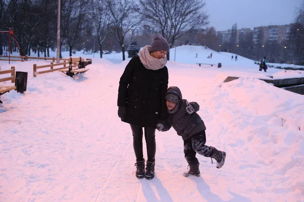 Rodina Matka Dítětem Hrát Venku Parku Zimní Sníh Sezóny Radost — Stock fotografie