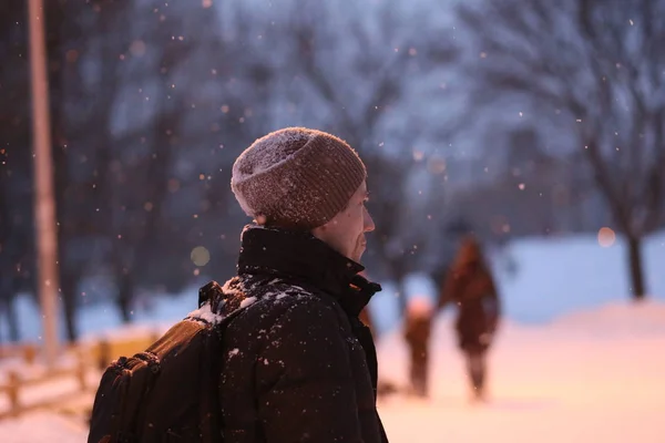 Muž Sám Venku Teplé Oblečení Zimní Snow Frost Radost — Stock fotografie