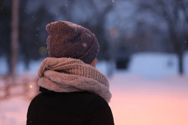 Donna Che Gioca Con Neve Fuori Stagione Vestiti Invernali — Foto Stock