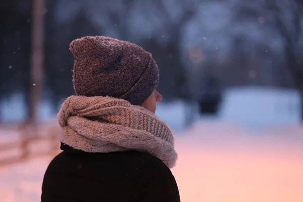 Donna Che Gioca Con Neve Fuori Stagione Vestiti Invernali — Foto Stock