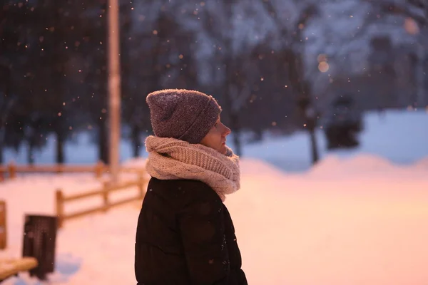 Donna Che Gioca Con Neve Fuori Stagione Vestiti Invernali — Foto Stock