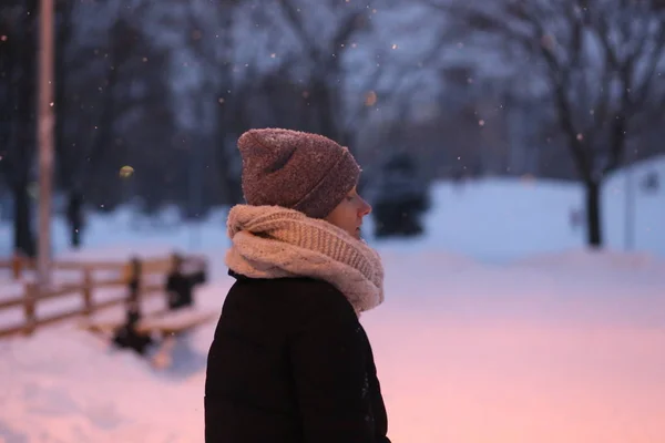 Žena Hrající Sníh Mimo Sezónu Zimní Oblečení — Stock fotografie